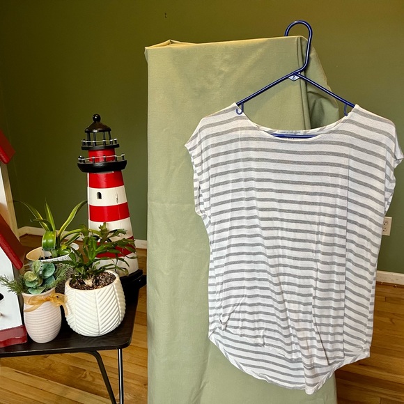 L “Green Envelope Los Angeles” Grey striped short sleeve blouse - Picture 2 of 6